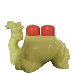 VTG Green Plastic Camel Salt and Pepper Shaker Mid Century 60s Retro